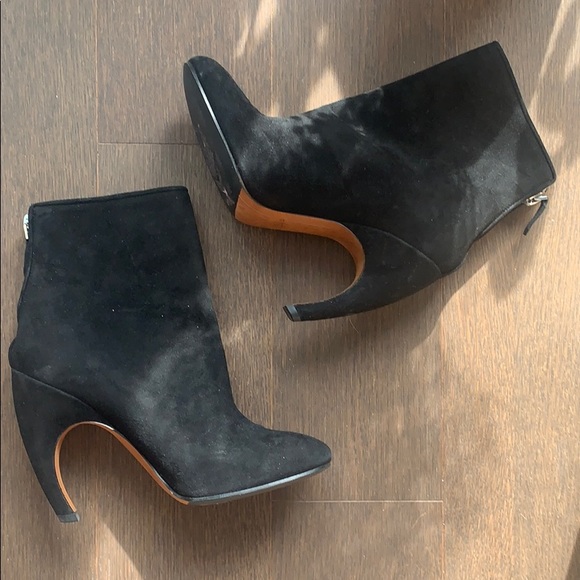 ❣️Authentic Givenchy Silvia Shark Lock Ankle Boots - Picture 1 of 8